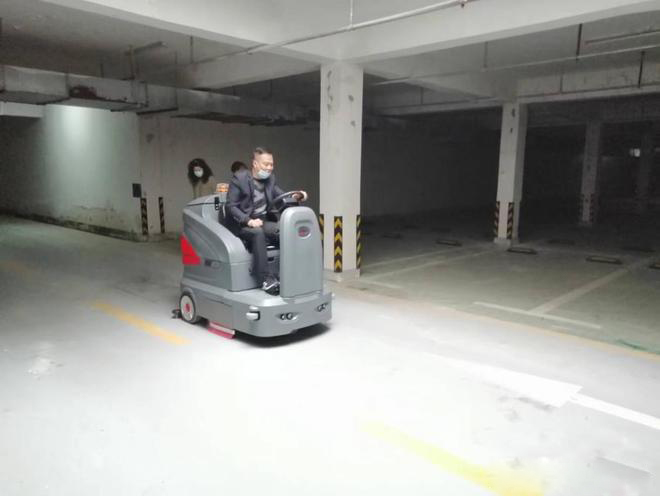 南昌小区物业保洁不用人力改用驾驶式洗地机了